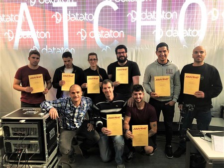 Grupo de personas con su diploma de la Dataton realizada por GAM Audiovisuales