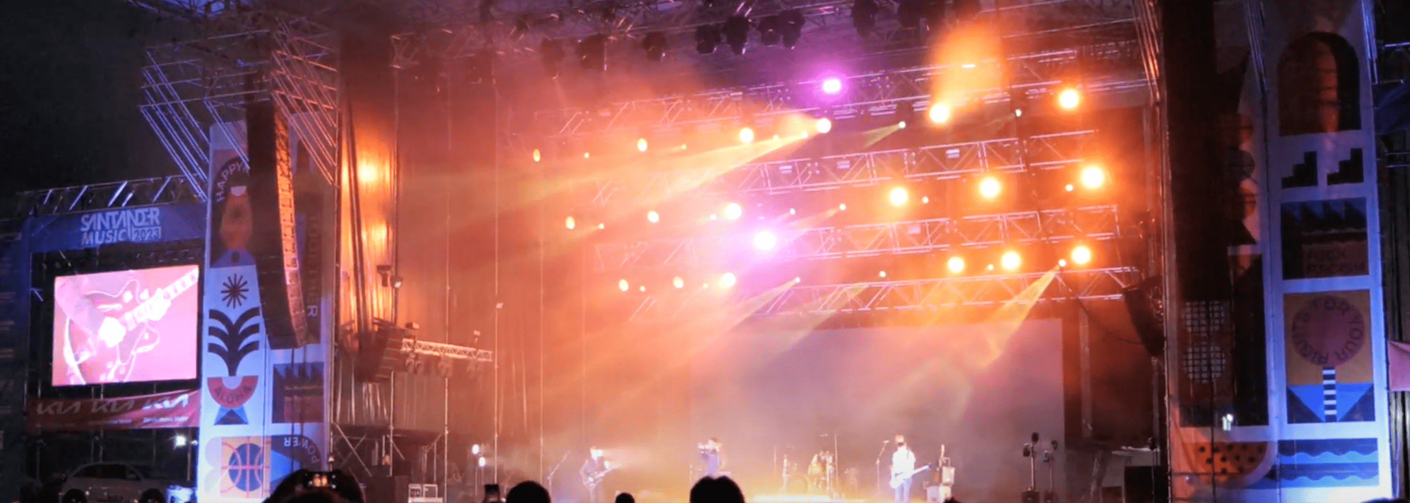 Escenario de festival iluminado por la noche GAM Audiovisuales