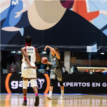 imagen cuadrada de un partido de baloncesto con el logo de GAM Audiovisuales en una pantalla lateral